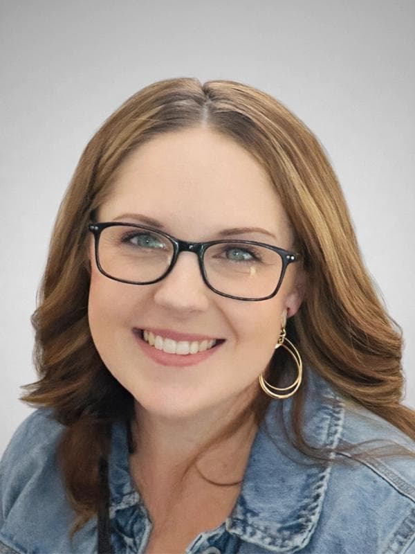 Headshot of Courtney