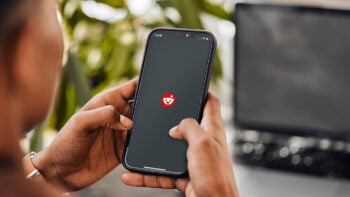 User on cell phone searching reddit